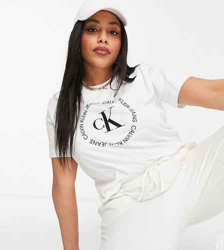 T-shirt bianca con logo CK rotondo - Calvin Klein Jeans Plus - Modalova