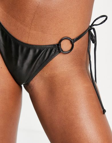 Slip bikini neri effetto bagnato con laccetti laterali e anello - Candypants - Modalova