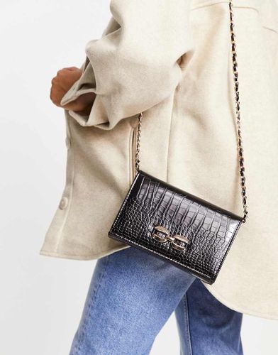 Borsa a tracolla nero effetto coccodrillo con catenina e morsetto-Black - Accessorize - Modalova