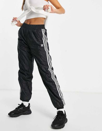 Adicolour - Pantaloni sportivi neri effetto trapuntato con tre strisce-Nero - adidas Originals - Modalova