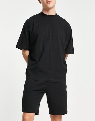 Completo pigiama da casa con T-shirt oversize e pantaloncini nero - ASOS DESIGN - Modalova