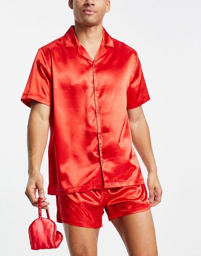 Completo pigiama natalizio in raso rosso con camicia, pantaloncini e mascherina da notte - ASOS DESIGN - Modalova