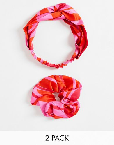 Confezione con una fascia e un elastico per capelli con stampa a spirale rosa - ASOS DESIGN - Modalova