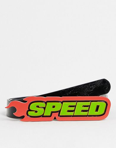 Cintura in pelle sintetica sottile nera con fibbia con fiamme e scritta "Speed"-Nero - ASOS DESIGN - Modalova