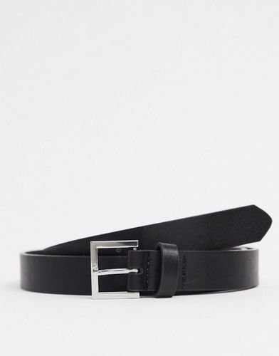 Cintura sottile in pelle sintetica nera con fibbia argento - ASOS DESIGN - Modalova