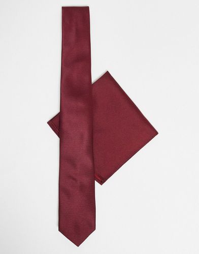 Cravatta sottile e fazzoletto da taschino in raso bordeaux-Rosso - ASOS DESIGN - Modalova