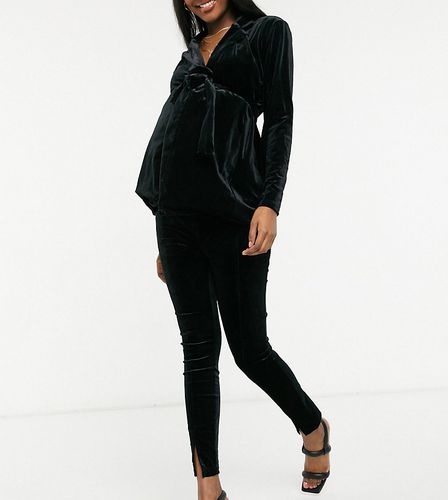 ASOS DESIGN Maternity - Pantaloni da abito in velluto di jersey con spacchetto sul davanti e fascia sopra il pancione - ASOS Maternity - Modalova