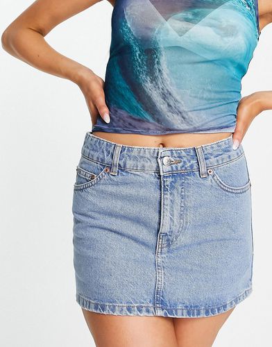Minigonna di jeans a vita bassa blu medio - ASOS DESIGN - Modalova