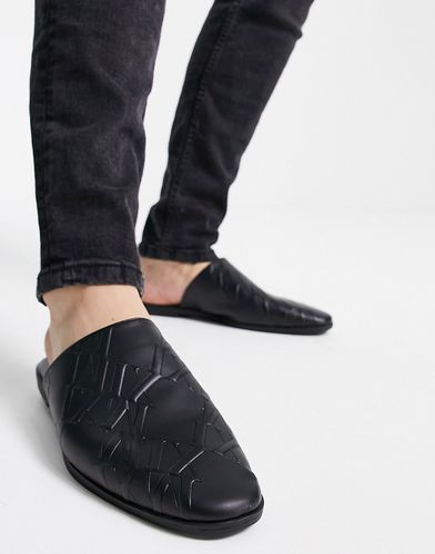 Sabot stile mocassini in pelle sintetica nera con dettagli in rilievo-Nero - ASOS DESIGN - Modalova