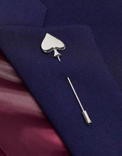 Wedding - Spilla da giacca color argento con motivo asso di picche - ASOS DESIGN - Modalova