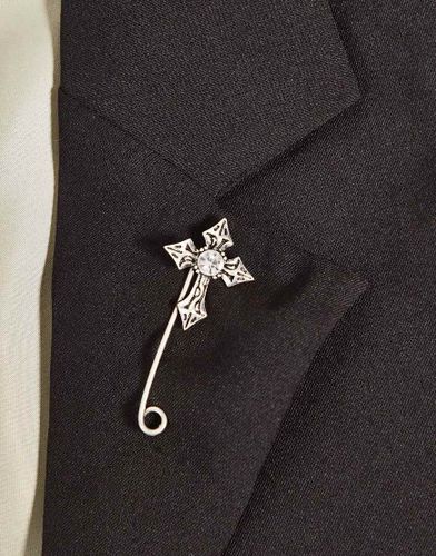 Wedding - Spilla per rever argento brunito a croce vintage - ASOS DESIGN - Modalova