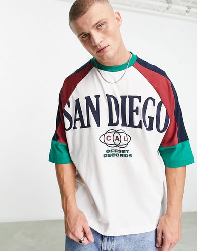 T-shirt oversize colorblock bianco sporco e bordeaux con stampa di città San Diego - ASOS DESIGN - Modalova