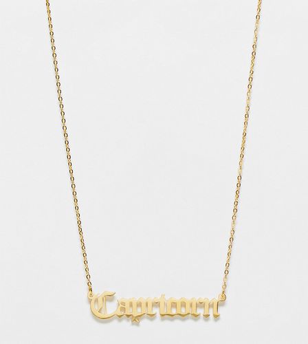 Collana in acciaio inossidabile color oro con scritta "Capricorn" - DesignB London Curve - Modalova