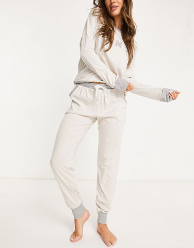 Completo in maglia super morbida color crema con top a maniche lunghe e joggers con logo - DKNY - Modalova