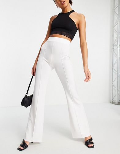 Pantaloni a zampa bianchi in coordinato - Femme Luxe - Modalova