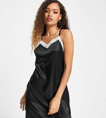 Vestito sottoveste incrociato sul retro in raso nero con finiture in pizzo avorio - Flounce London Petite - Modalova
