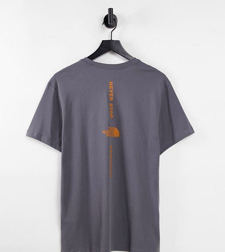 In esclusiva per ASOS - - Vertical - T-shirt grigia e arancione-Grigio - The North Face - Modalova