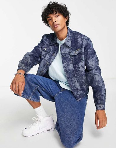 Giacca di jeans stile trucker oversize blu scuro mimetico in coordinato - Liquor N Poker - Modalova