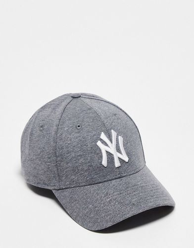 Forty - Cappellino unisex in jersey grigio scuro con logo "NY" bianco - New Era - Modalova