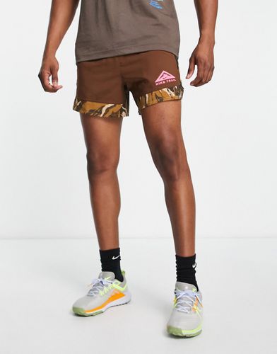 Trail Flex Stride Dri-FIT - Pantaloncini marroni stampati da 5"-Marrone - Nike Running - Modalova