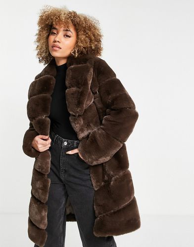 Cappotto oversize taglio lungo in pelliccia sintetica, colore marrone - River Island - Modalova