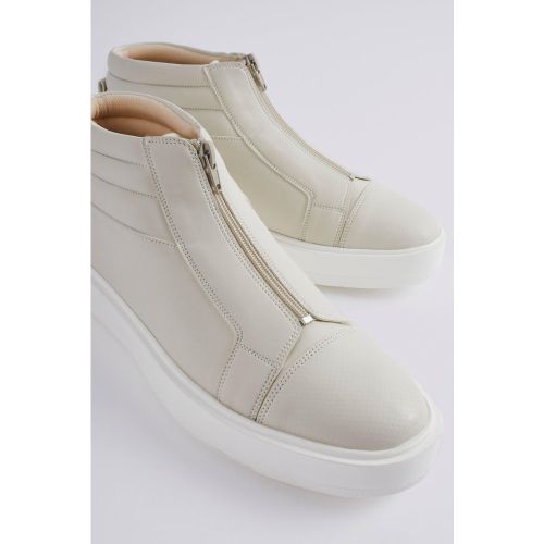 Scarpe da ginnastica alla caviglia con zip - boohoo - Modalova